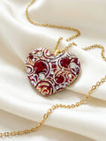 Ciondolo artigianale personalizzato a forma di cuore impreziosito da luminosi cristalli Swarovski. Una collana unica con dedica incisa, ideale come regalo di anniversario indimenticabile per la donna che ha già tutto