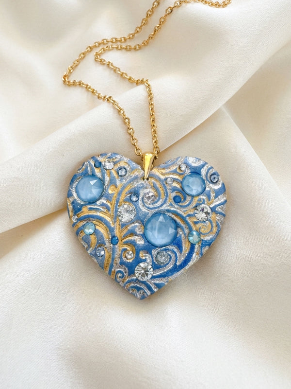 Ciondolo artigianale personalizzato a forma di cuore impreziosito da luminosi cristalli Swarovski. Una collana unica con dedica incisa, ideale come regalo di anniversario indimenticabile per la donna che ha già tutto