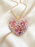 Ciondolo artigianale personalizzato a forma di cuore impreziosito da luminosi cristalli Swarovski. Una collana unica con dedica incisa, ideale come regalo di anniversario indimenticabile per la donna che ha già tutto