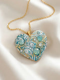 Ciondolo artigianale personalizzato a forma di cuore impreziosito da luminosi cristalli Swarovski. Una collana unica con dedica incisa, ideale come regalo di anniversario indimenticabile per la donna che ha già tutto