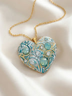 Ciondolo artigianale personalizzato a forma di cuore impreziosito da luminosi cristalli Swarovski. Una collana unica con dedica incisa, ideale come regalo di anniversario indimenticabile per la donna che ha già tutto