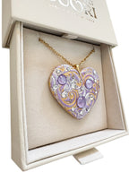 Gioiello personalizzato in argilla polimerica con dedica incisa e dettagli in cristalli Swarovski. Un pezzo scultoreo e originale, pensato per sorprendere un'amica speciale o una sorella per il suo compleanno