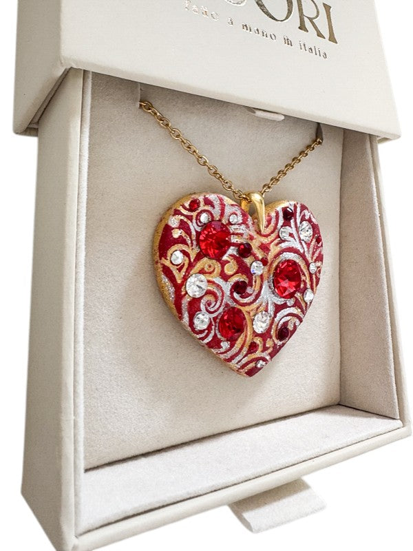 Gioiello personalizzato in argilla polimerica con dedica incisa e dettagli in cristalli Swarovski. Un pezzo scultoreo e originale, pensato per sorprendere un'amica speciale o una sorella per il suo compleanno