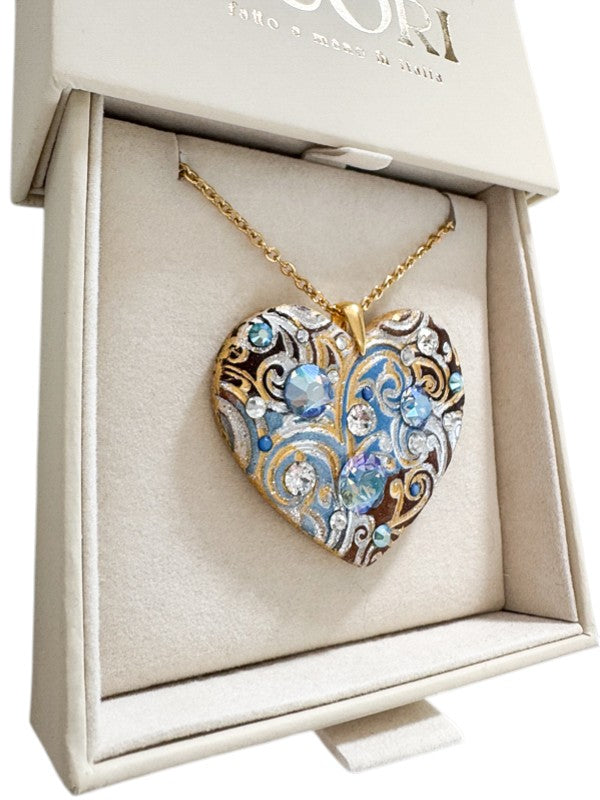 Ciondolo artigianale personalizzato a forma di cuore impreziosito da luminosi cristalli Swarovski. Una collana unica con dedica incisa, ideale come regalo di anniversario indimenticabile per la donna che ha già tutto