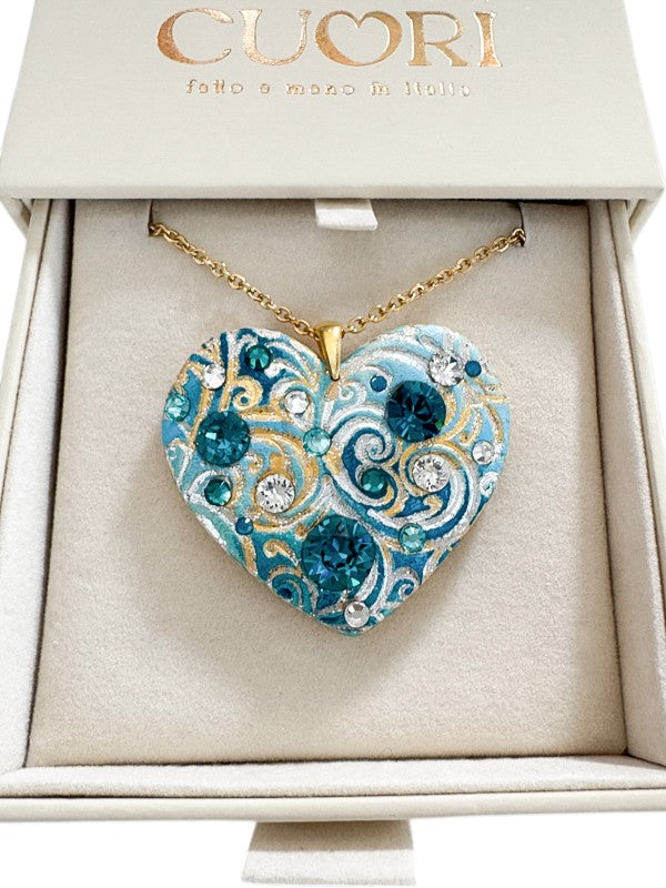 Gioiello personalizzato in argilla polimerica con dedica incisa e dettagli in cristalli Swarovski. Un pezzo scultoreo e originale, pensato per sorprendere un'amica speciale o una sorella per il suo compleanno