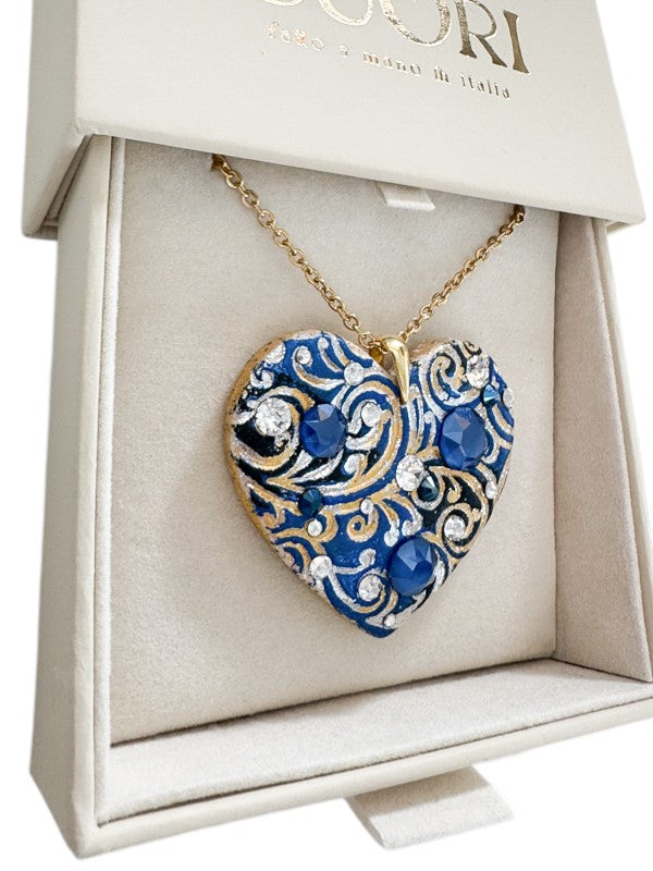 Gioiello personalizzato in argilla polimerica con dedica incisa e dettagli in cristalli Swarovski. Un pezzo scultoreo e originale, pensato per sorprendere un'amica speciale o una sorella per il suo compleanno