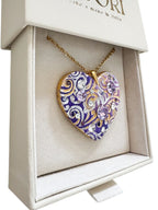 Gioiello personalizzato in argilla polimerica con dedica incisa e dettagli in cristalli Swarovski. Un pezzo scultoreo e originale, pensato per sorprendere un'amica speciale o una sorella per il suo compleanno